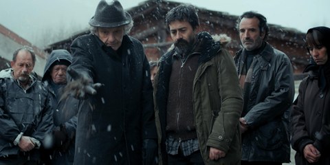 Schweigsame Männer: Cesare (3. v. r.) an der Beerdigung seines Neffen. © Cineworx