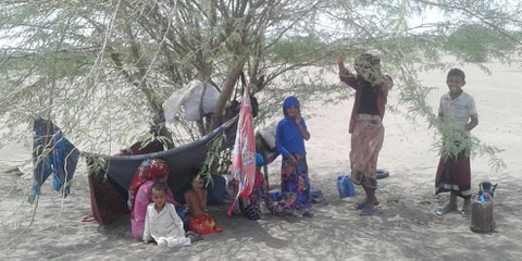 Vertriebene wie diese Familie aus Hodeida müssen oft im Freien ausharren – bei brütender Hitze tagsüber und kalten Nächten. © UNHCR Rawabi Al Nahdah