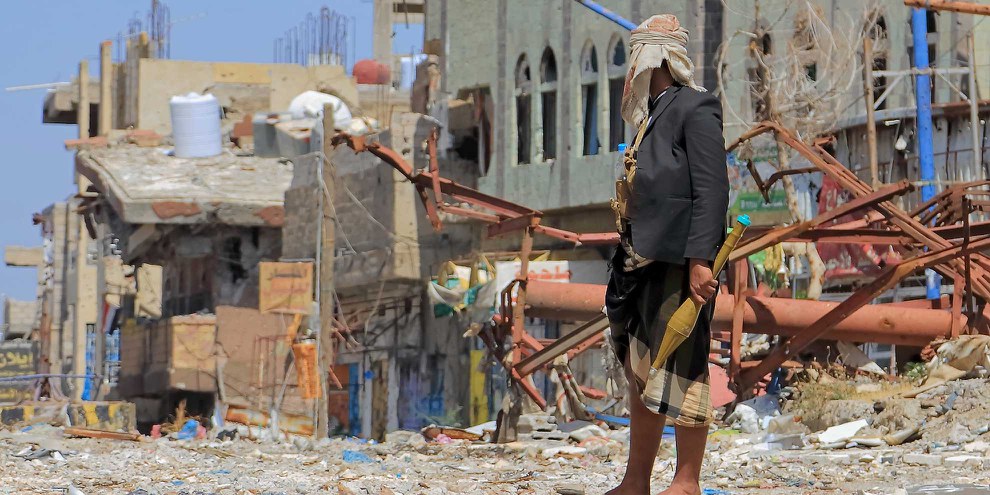 Zerstörte Städte, zerstörte Menschen: Jemenitischer Soldat im Kampf in der Stadt Taiz. © Anasalhadji / shutterstock.com
