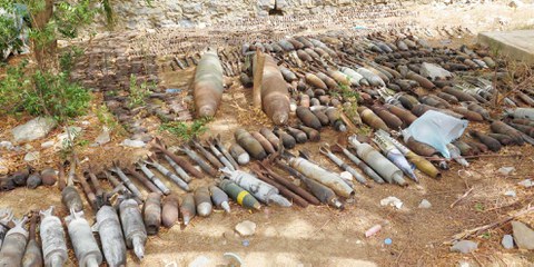 Noch scharfe Bomben und Geschosse, die zur Entschärfung in einem Garten gesammelt wurden. © Amnesty International