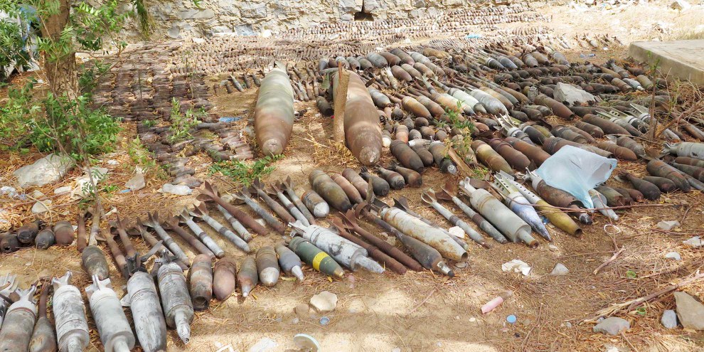Noch scharfe Bomben und Geschosse, die zur Entschärfung in einem Garten gesammelt wurden. © Amnesty International