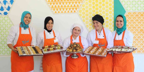 Stolz auf ihre marokkanischen Leckereien: Das Team im «Amal». © zvg