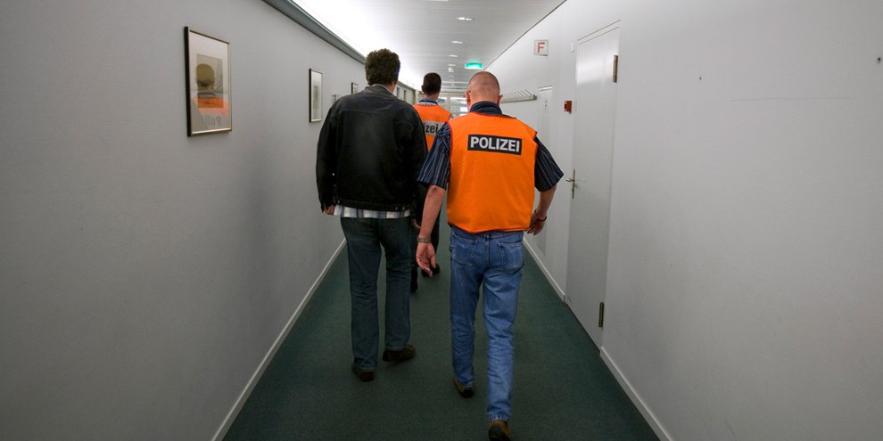Eine Auslieferung in einen Staat, in welchem Folter oder Verfolgung droht, ist eine fundamentale Menschenrechtsverletzung und der Schweiz nicht würdig. © Gaetan Bally/Keystone