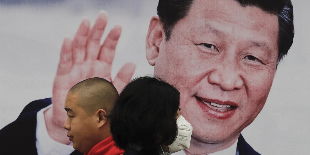 Der chinesische Volkskongress hob 2018 die Beschränkung der Amtszeit für Präsident Xi Jinping auf. Damit kann dieser seine Macht weiter ausbauen. © AP Photo/Andy Wong