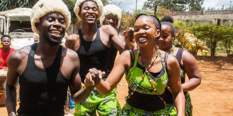Mit Tanz- und Theateraufführungen thematisiert die Gruppe Wasanii Sanaa im Slum Kibera Menschenrechtsverletzungen und Gewalt. © Bettina Rühl