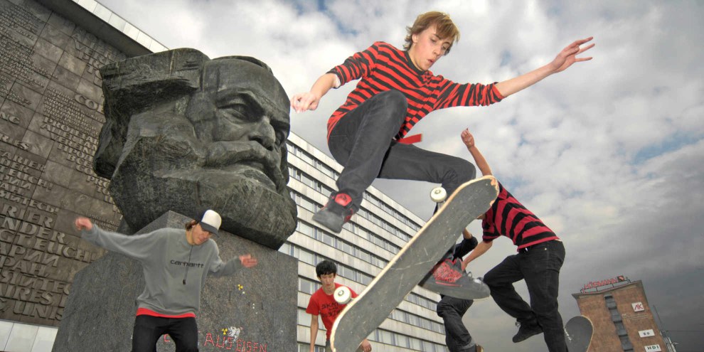 Treffpunkt: Skater beim Karl-Marx-Monument in Chemnitz. © Keystone/Caro Dahl