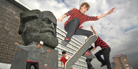 Treffpunkt: Skater beim Karl-Marx-Monument in Chemnitz. © Keystone/Caro Dahl