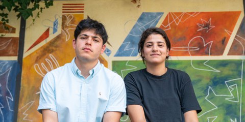 «Das Beängstigende ist, dass das jedem passieren kann»: Sarah Mardini und Seán Binder sassen über 100 Tage in Untersuchungshaft und warten auf ihr Gerichtsverfahren. © Amnesty International