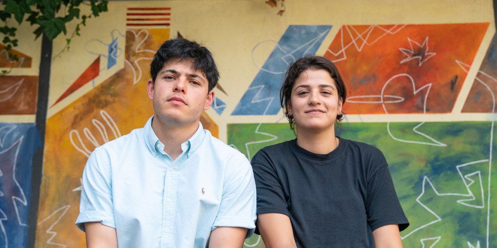 «Das Beängstigende ist, dass das jedem passieren kann»: Sarah Mardini und Seán Binder sassen über 100 Tage in Untersuchungshaft und warten auf ihr Gerichtsverfahren. © Amnesty International