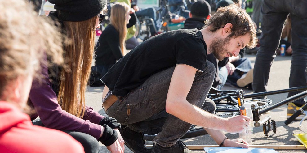 Seine Meinung an einer Demonstration auszudrücken, ist ebenfalls ein in der Verfassung garantiertes Grundrecht. Ein Kundgebungsteilnehmer bereitet sich auf eine Solidaritätsdemonstration zugunsten von Flüchtlingsrechten vor. © CYRIL ZINGARO / Keystone