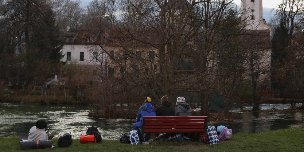 Gestrandet am Fluss Una. Die Mehrheit der MigrantInnen, die irgendwann in Bihac ankommen, stammen aus Pakistan, Afghanistan, Syrien und Nordafrika. Auch bei Kälte schlafen manche im Freien. © Rémi Carlier