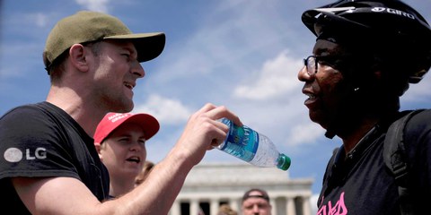 Don Folden (rechts) bietet Führungen über die afroamerikanische Geschichte an. Hier ist er mitten in einer Diskussion mit einem weissen Rassisten bei einer Kundgebung für «Redefreiheit» in Washington, D.C. © Reuters/ JAMES LAWLER DUGGAN