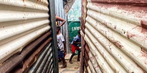 In Diepsloot, einem Slum ausserhalb von Johannesburg, fehlt es an allem - gegenwärtig vor allem an Schutzmöglichkeiten vor dem Coronavirus. © Cristina Karrer