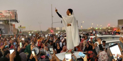 Das Bild ging um die Welt: Alaa Salah an einer Protestveranstaltung gegen die 30-jährige Herrschaft von Präsident Omar al-Baschir im Sudan. April, 2019@lana_hago