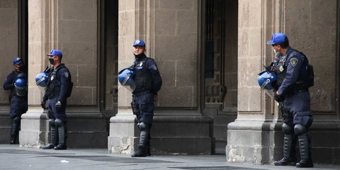 Polizisten schützen ein Gebäude in Mexiko Stadt im April 2020. © CDMX, Mexico / shutterstock.com