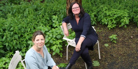 «Bleibt uns treu!»: Manon Schick (links) und Alexandra Karle danken all den Menschen, die Amnesty International unterstützen.