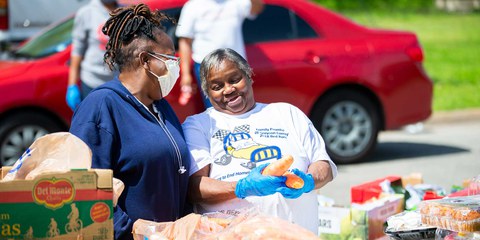 Mitglieder der Methodistenkirche verteilen Nahrungsmittel an Verarmte. © Sherman, TX / shutterstock.com