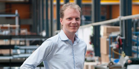 Samuel Schweizer in der Werkshalle in Hedingen. © zvg