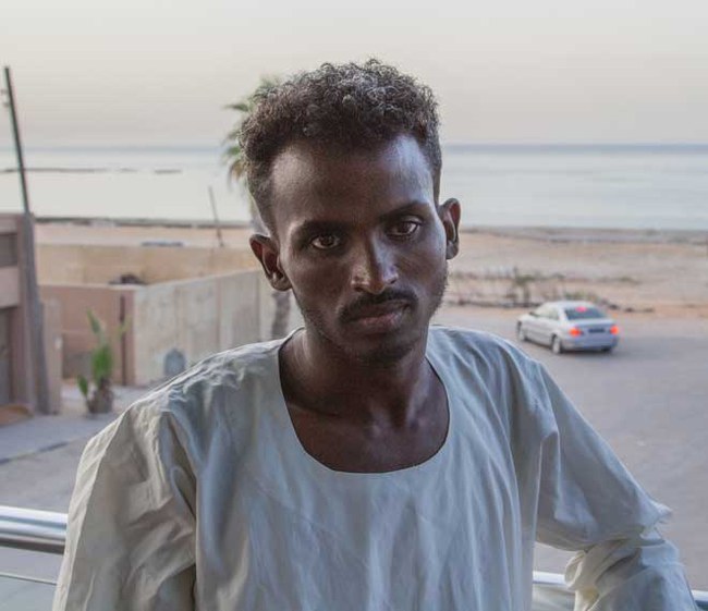 25_Der-Eritreer-Mounir-Abdallah-lebt-als-registrierter-Flüchtling-in-Tripolis-mit-seiner-Familie-auf-der-Straße.jpg