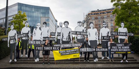 Weltweit engagieren sich seit 2017 Zehntausende AktivistInnen für die angeklagten MenschenrechtsverteidigerInnen in der Türkei. © Amnesty International