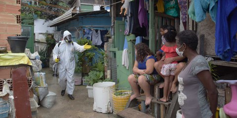 Die BewohnerInnen der Favela Santa Marta in Rio de Janeiro organisieren eine Reinigung der Strassen selbst, um die Verbreitung des Coronavirus zu bremsen. © Photocarioca / shutterstock.com