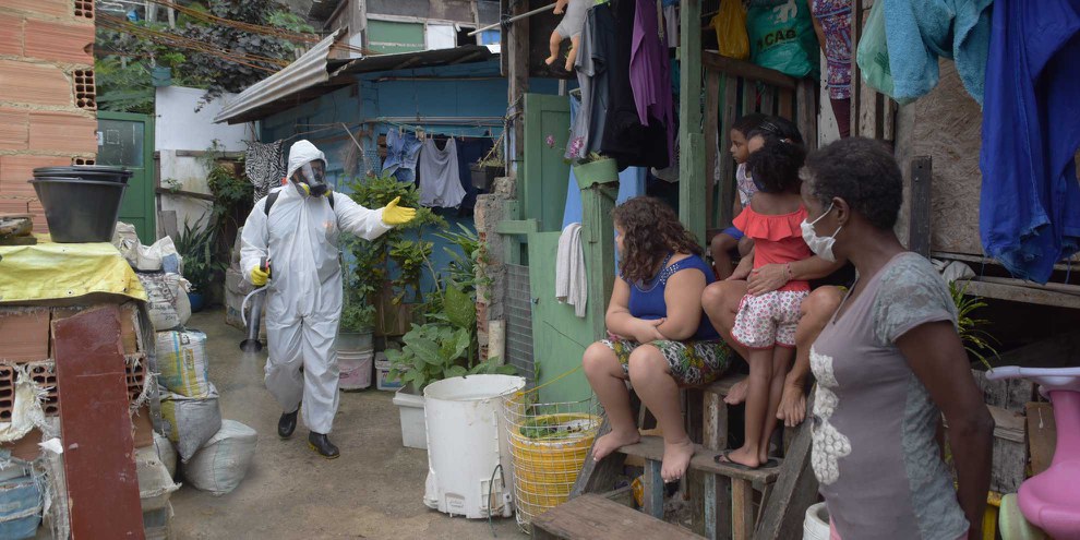 Die BewohnerInnen der Favela Santa Marta in Rio de Janeiro organisieren eine Reinigung der Strassen selbst, um die Verbreitung des Coronavirus zu bremsen. © Photocarioca / shutterstock.com