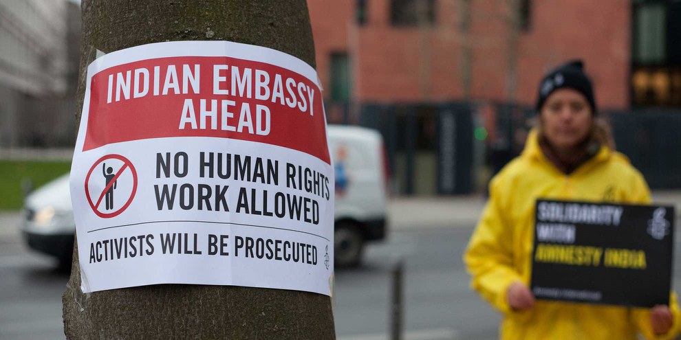 Unterstützungsaktion vor der indischen Botschaft in Berlin 2018, als die Konten der indischen Sektion ebenfalls eingefroren wurden. © Jan Petersmann / Amnesty International