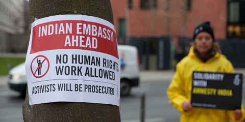 Unterstützungsaktion vor der indischen Botschaft in Berlin 2018, als die Konten der indischen Sektion ebenfalls eingefroren wurden. © Jan Petersmann / Amnesty International
