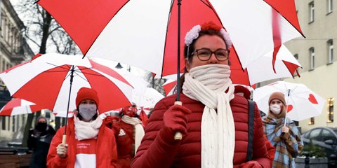 In den Farben der ehemaligen weissrot- weissen Flagge von Belarus protestieren Frauen gegen die Ergebnisse der Präsidentschaftswahlen 2020. © AFP via Getty Images