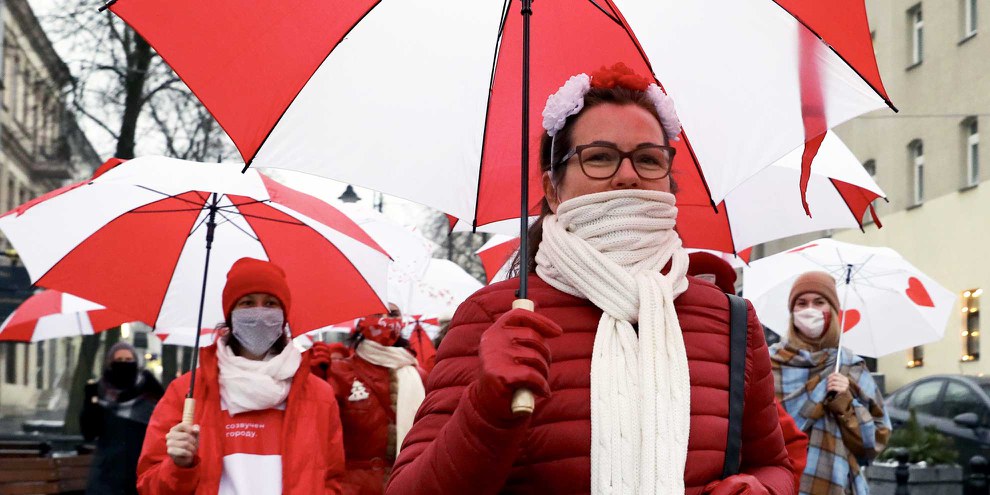 In den Farben der ehemaligen weissrot- weissen Flagge von Belarus protestieren Frauen gegen die Ergebnisse der Präsidentschaftswahlen 2020. © AFP via Getty Images