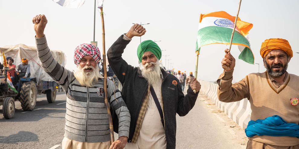 An Indiens Nationalfeiertag vom 26. Januar begaben sich Zehntausende Bäuer*innen nach Delhi, um gegen die Agrarreformen zu protestieren. © Ern Jones