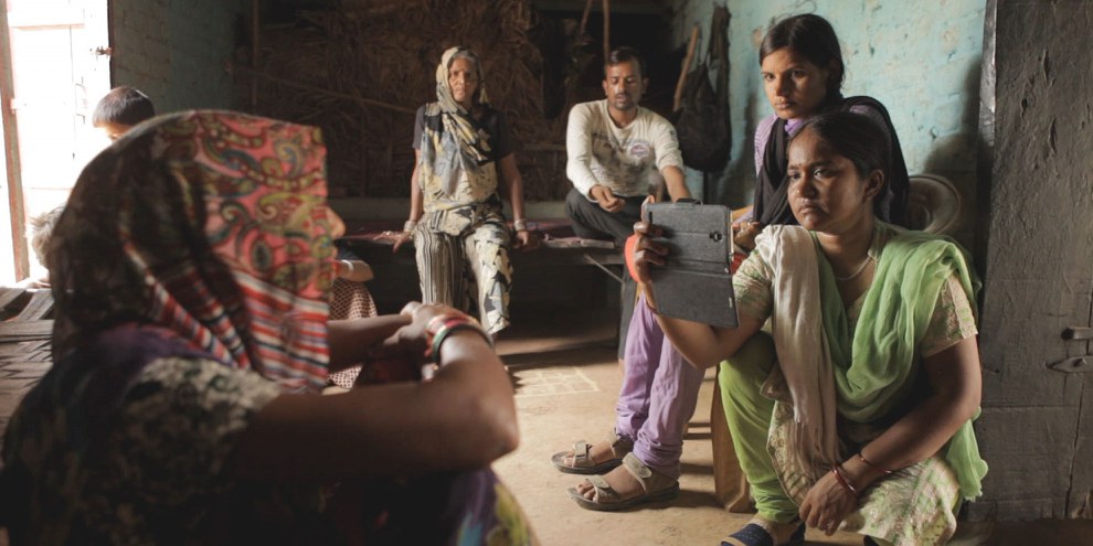 Chefreporterin Meera Devi bei der Arbeit. © Black Ticket Film