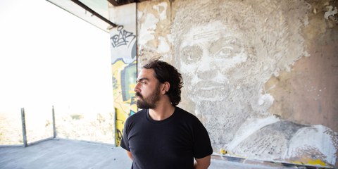 Künstler Vhils vor seinem Wandgemälde zu Ehren von Marielle Franco in Lissabon, Portugal. © Fernando Figueiredo Silva