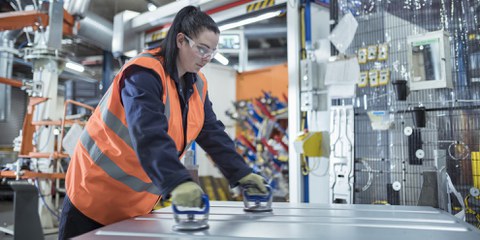Ein Sicherheitsrisiko: 74 Prozent der Sicherheitsausrüstungen sind für Männer gemacht, Frauen schützen sie nur unzureichend. © KEYSTONE/IMAGE SOURCE/Monty Rakusen