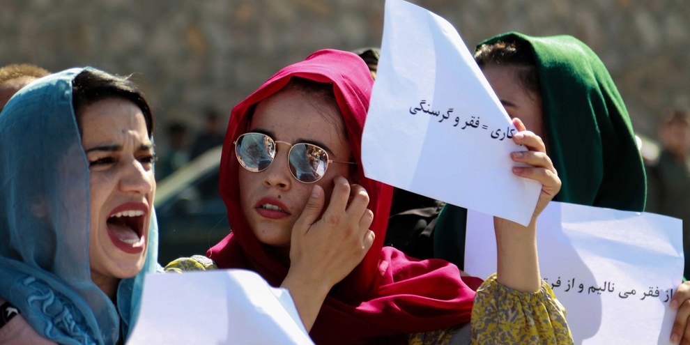 Mutige afghanische Frauen verlangten Ende Oktober von den Taliban die Wiedereröffnung von Mädchenschulen. © EPA/STRINGER