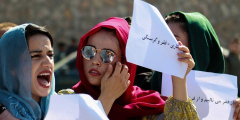 Mutige afghanische Frauen verlangten Ende Oktober von den Taliban die Wiedereröffnung von Mädchenschulen. © EPA/STRINGER