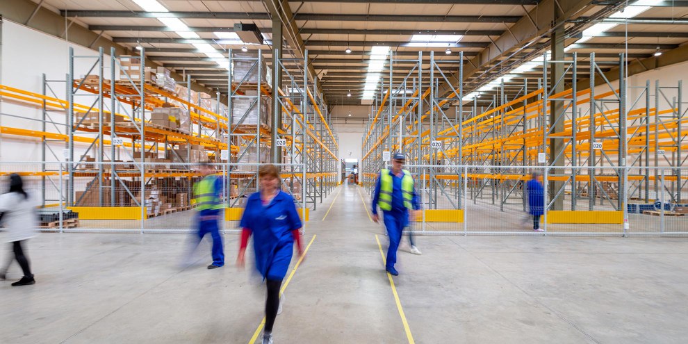 Gerade in Logistikunternehmen, wo alles schnell und doch präzise erledigt werden muss, ist die Überwachung der Mitarbeitenden Alltag. Welche Instrumente in der Schweiz eingesetzt werden, ist bei Klick aufs Bild ersichtlich. © Adrian Sulyok /unsplash