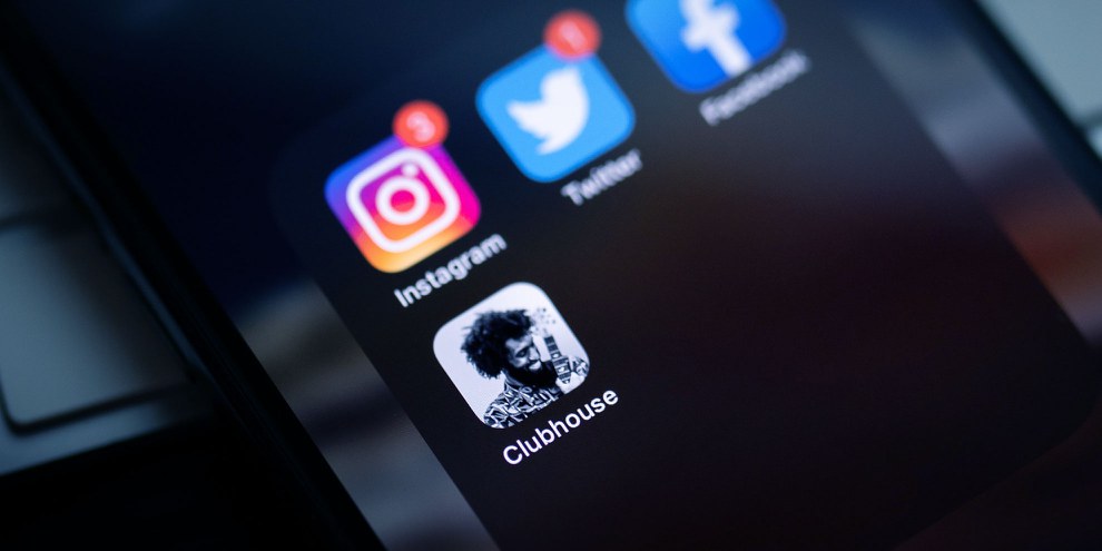 Die sozialen Medien erleichtern einerseits den Zugang zu politischen Diskussionen und den Austausch darüber, andererseits verbreiten sich Fake News auf diesen Kanälen schnell und vor allem unkontrolliert. © William Krause / unsplash
