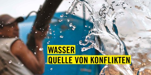 Ein peruanischer Arbeiter bringt Wasser nach Pachacútec, einen Vorort von Lima, der unter gravierendem Wassermangel leidet. © Jan Sochor / Alamy Stock Photo