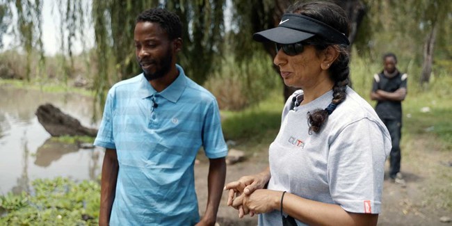 Ferrial Adam und der Aktivist Mduduzi Tshabalala prüfen die Wasserqualität des Vaals.