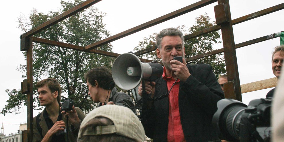 Artemy Troitsky an einer Kundgebung in Moskau 2010, an welcher gegen die Abholzung eines Waldes protestiert wurde. © olegkozyrev / iStock