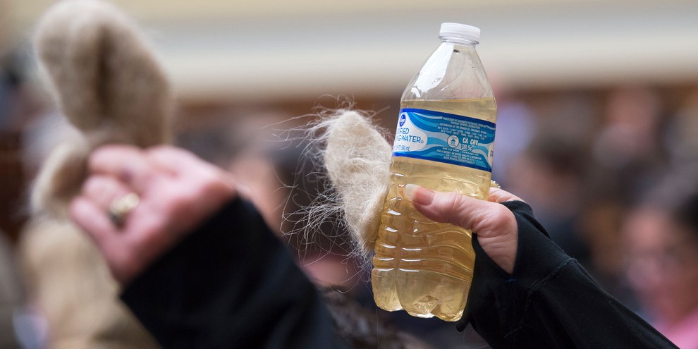 Das bleiverseuchte Wasser aus dem Flint River hatte bisweilen eine trübe, braune Farbe. Viele Menschen litten unter starkem Haarausfall. © Keystone / AP / Molly Riley