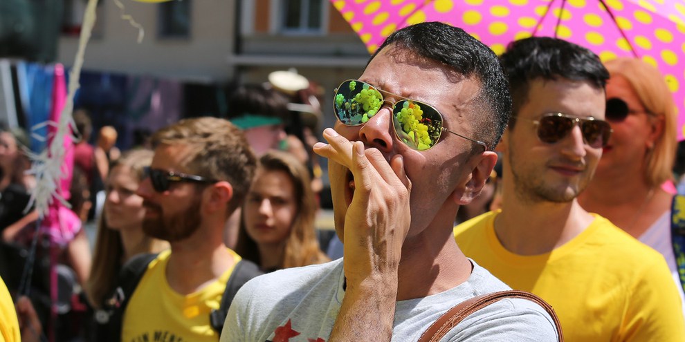 Zu den Highlights gehören die Prides in Schweizer Städten, an welchen Queeramnesty präsent ist. © Tobias Simon Mäder