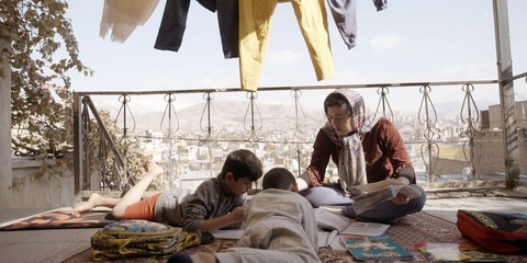 Eine iranische Familie erlebt im Film «A wie Apfel» ihr ganz persönliches Elend. Die Mutter sorgt für Zusammenhalt. © trigon-film