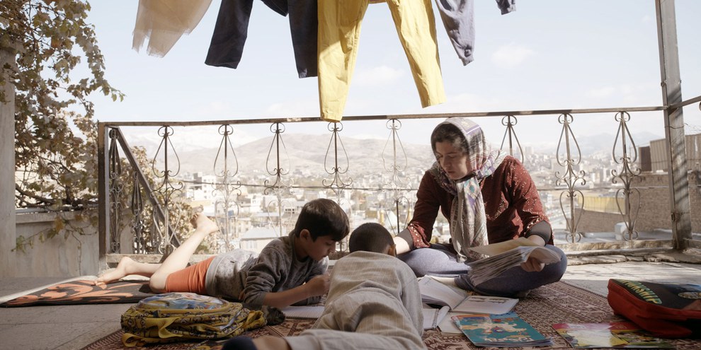 Eine iranische Familie erlebt im Film «A wie Apfel» ihr ganz persönliches Elend. Die Mutter sorgt für Zusammenhalt. © trigon-film