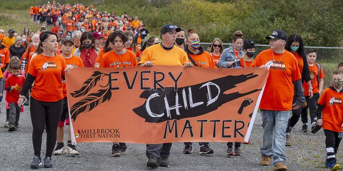 Die First Nations fordern Gerechtigkeit für jedes der misshandelten und gestorbenen Kinder.© Andrew Vaughan/AP
