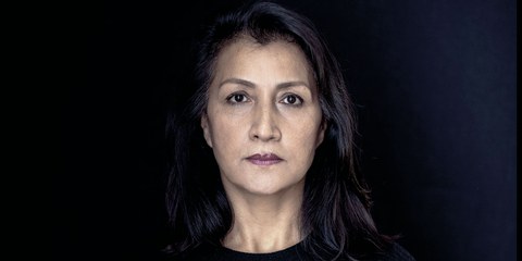 Gulbahar Haitiwaji hat den Mut, für ihr Buch mit Bild und Namen hinzustehen. © Emmanuelle Marchadour