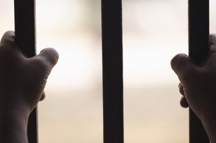 Kinder hinter Gittern