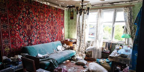 Sexualisierte Gewalt wird in Kriegen immer wieder als Waffe eingesetzt. Ein zerstörtes Zimmer in Slatyne nach einem russischen Artillerieangriff im Mai. © Alex Chan Tsz Yuk/SOPA Images/LightRocket via Getty Images