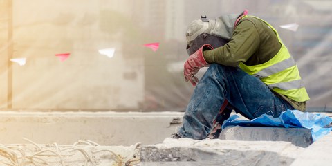 Schuften in Vollmontur bei zum Teil über 40 Grad Celsius im Schatten: Ein Bauarbeiter in Katar. © Ekkasit A Siam / shutterstock